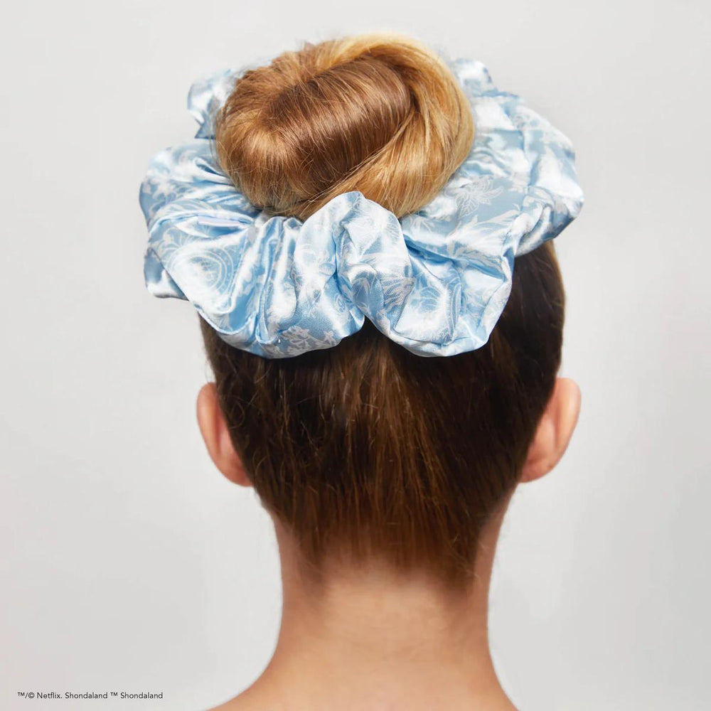 
                      
                        Kitsch X Bridgerton Satin Pillow Scrunchies / Toile De Blue 缎面枕头发圈
                      
                    