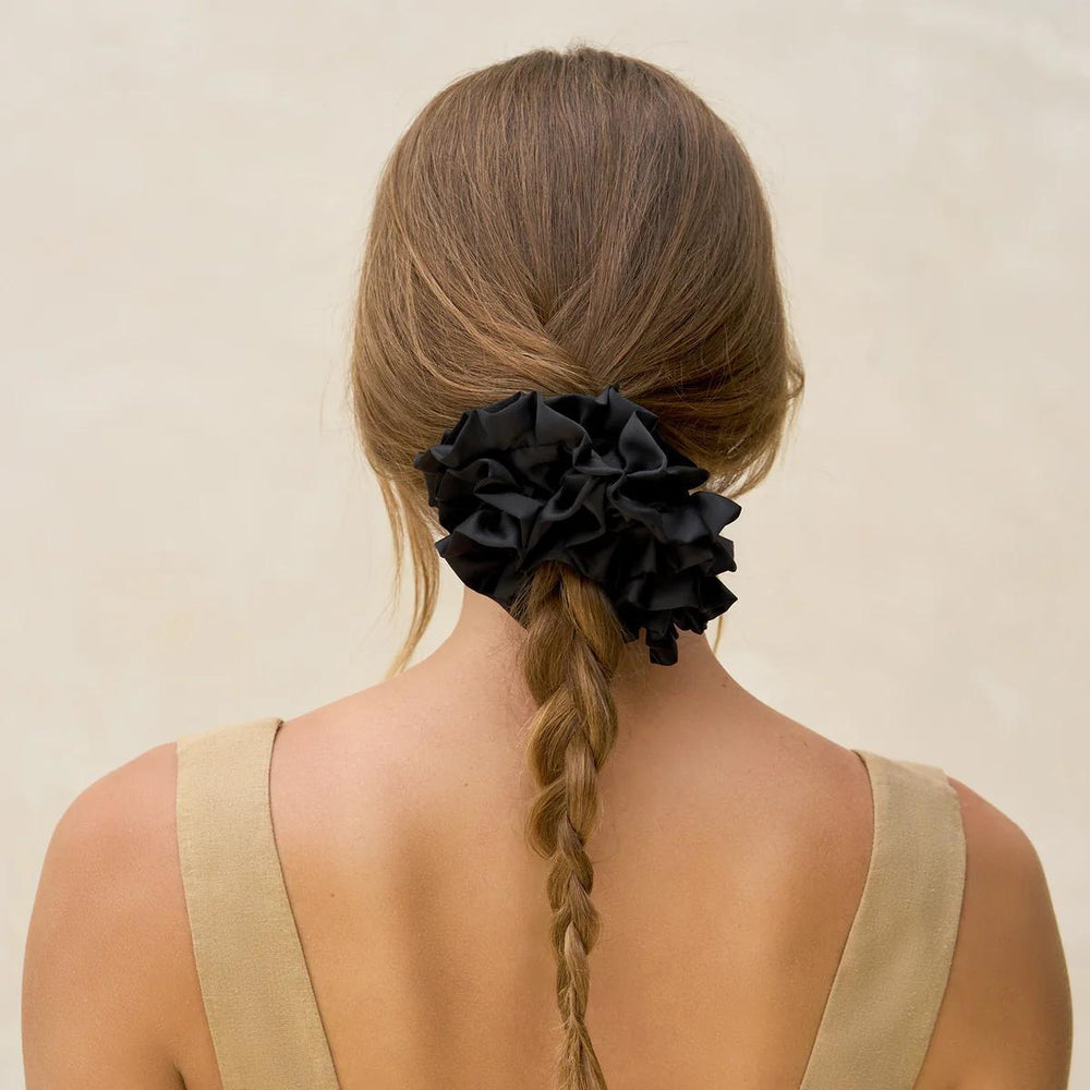 
                      
                        kitsch Ruffle Scrunchie 荷叶边发带
                      
                    