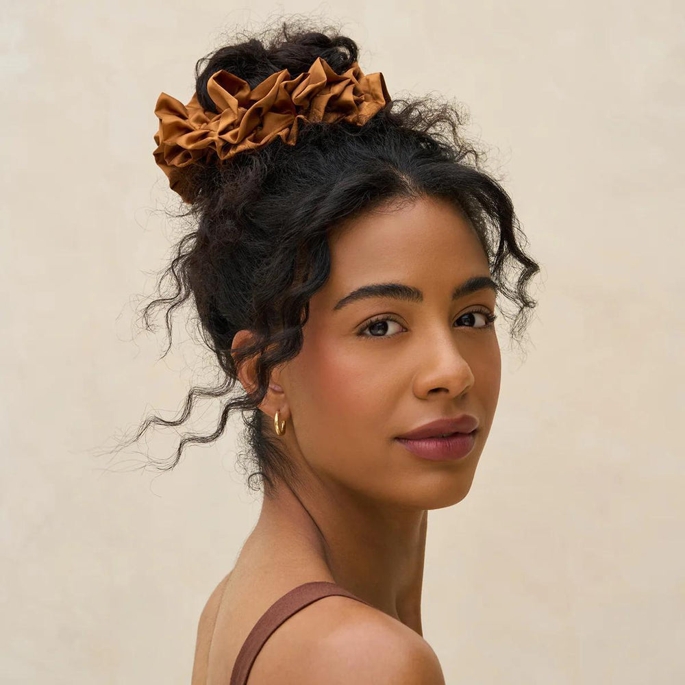 
                      
                        kitsch Ruffle Scrunchie 荷叶边发带
                      
                    