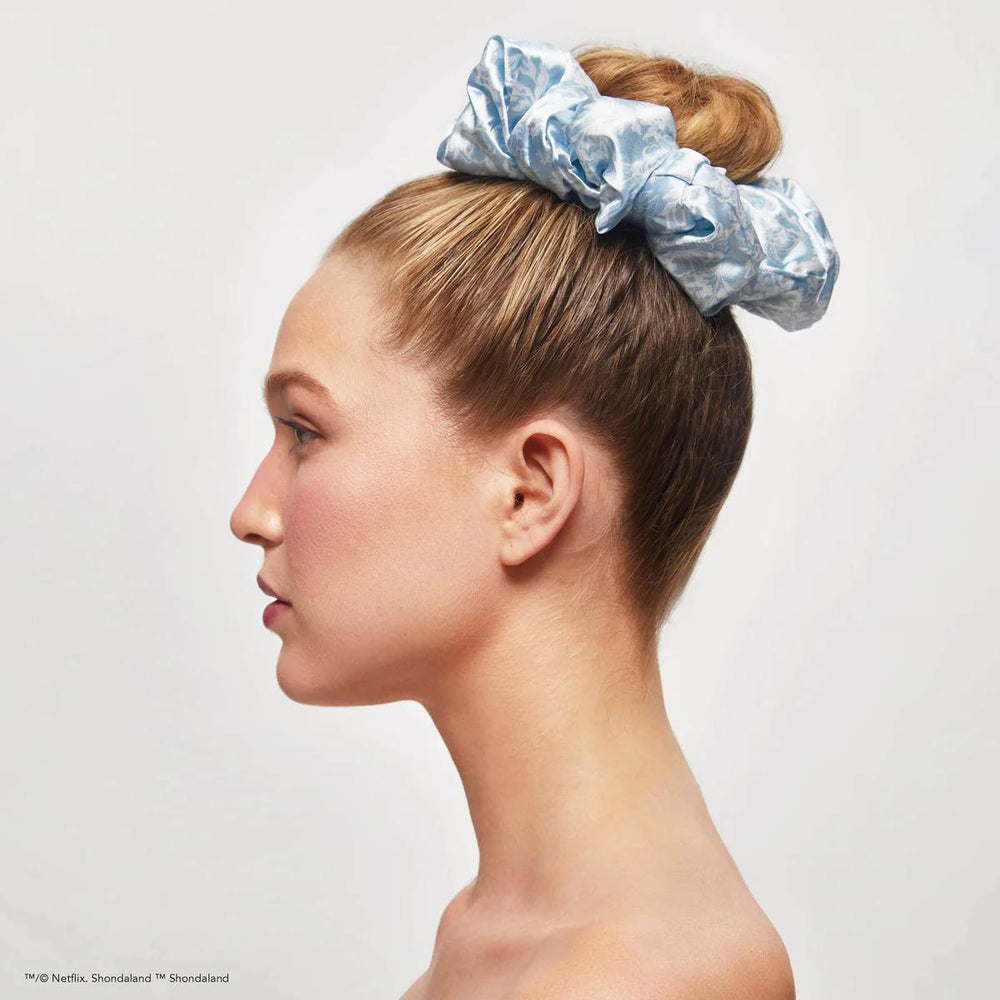 
                      
                        Kitsch X Bridgerton Satin Pillow Scrunchies / Toile De Blue 缎面枕头发圈
                      
                    