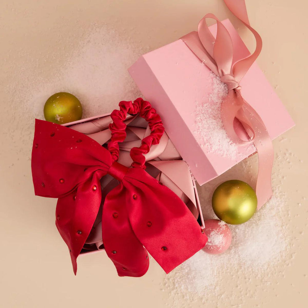 
                      
                        Kitsch Holiday Satin & Rhinestone Bow Scrunchie 缎面水钻蝴蝶结发圈
                      
                    