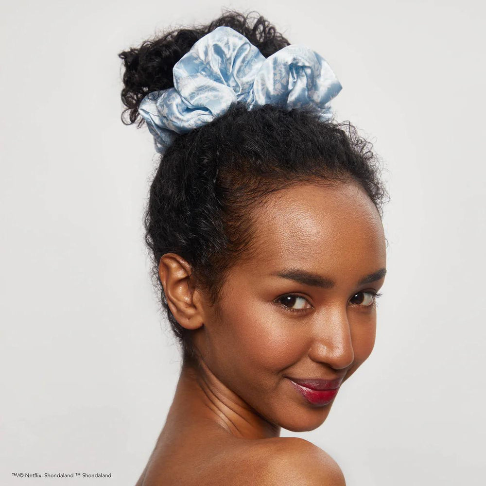 
                      
                        Kitsch X Bridgerton Satin Pillow Scrunchies / Toile De Blue 缎面枕头发圈
                      
                    
